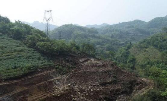 山体滑坡致四川宜宾电力铁塔受损 供电公司紧急修复电网