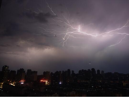 广东今日以雷雨天气为主 伴有35℃左右的高温