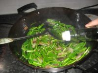 回锅肉炒蒜苔的做法步骤9