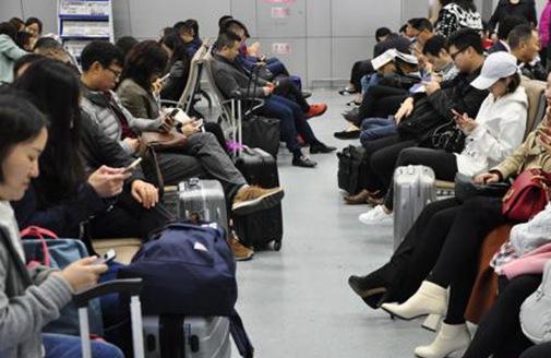 成都机场因大雾停航 近万名旅客滞留