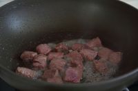 新疆牛肉抓饭的做法步骤3
