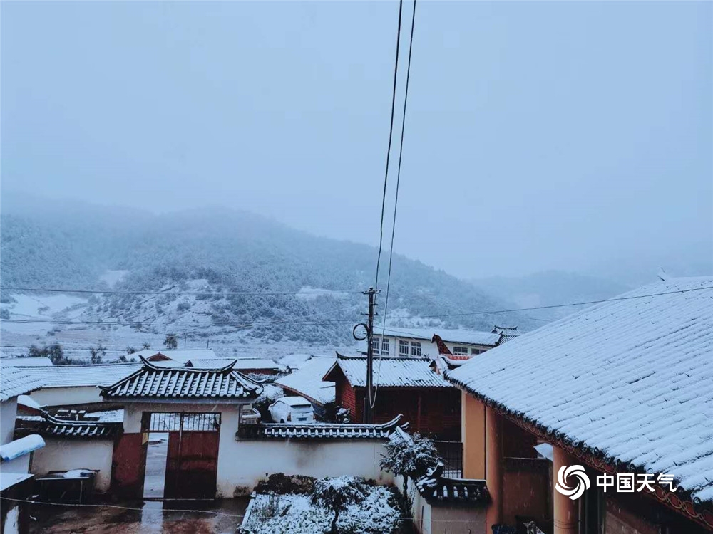 十月的云南宁蒗美丽“冻”人 高海拔地区飘起茫茫白雪