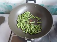 橄榄菜煸四季豆的做法步骤3