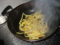 回锅肉炒蒜苔的做法步骤4