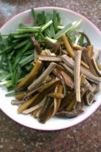 鳝鱼炒韭菜的做法步骤3