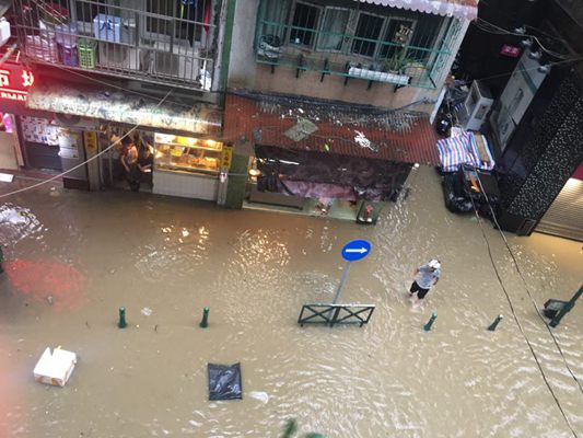 台风“天鸽”吹袭澳门 已造成至少三死两失踪