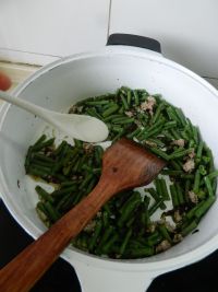 橄榄肉末炒豆角的做法步骤10