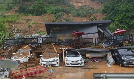 韩国中部地区暴雨引发山洪 已致15人死亡11人失踪