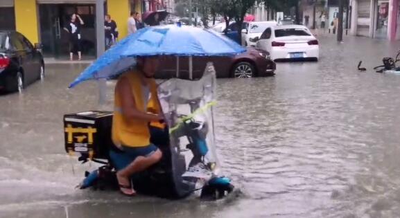成都暴雨多路段积水严重交通管制 市区45条公交线路绕行