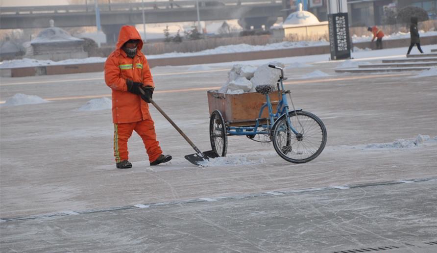 天冷要保暖！呼伦贝尔雪窖冰天 清洁工严寒中清理积雪