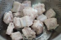 莲子炖排骨的做法步骤2