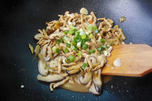 香菇炒肉的做法 家常菜香菇炒肉怎么做