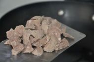 牛丸蛋炒饭的做法步骤2