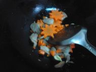 回锅肉炒花菜的做法步骤3