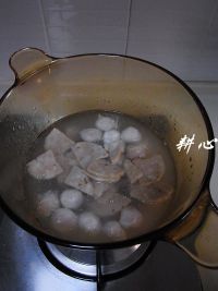 肉片双丸粿条汤的做法步骤2
