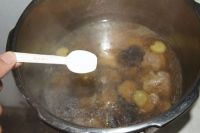 香菇排骨鲍鱼汤的做法步骤6