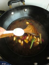 蒜香鲶鱼的做法步骤10