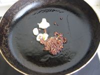 芹香豆瓣鲫鱼的做法步骤3
