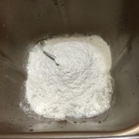 薄底披萨的做法步骤2