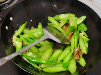 芥兰炒腊肉的做法步骤7