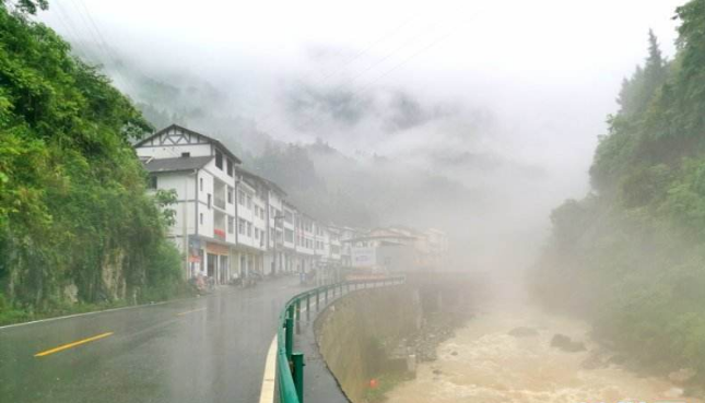 重庆迎2020年最强降雨 境内高速被迫交通管制