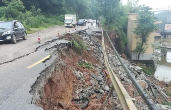 重庆涪陵多条公路发生塌方 现在已抢通半幅道路