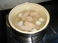 鱼蛋肉饼粿条汤的做法步骤4
