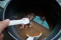 黑豆筒骨汤的做法步骤6
