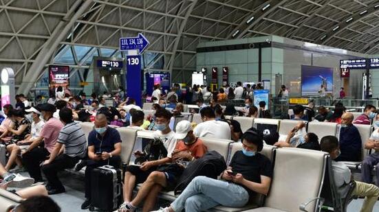 受雷暴强降雨的影响 今日成都双流机场150个航班延误