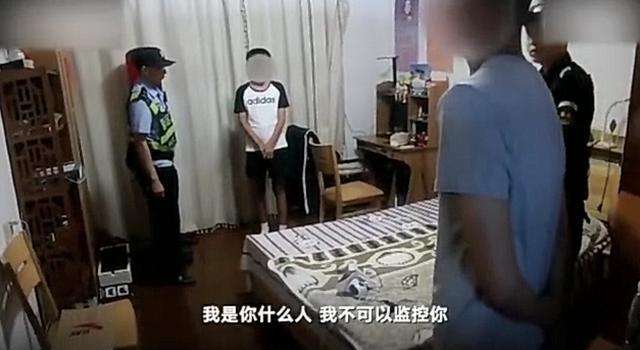儿子报警称被父亲用摄像头监控