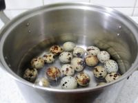 鹌鹑蛋扒桃仁的做法步骤2