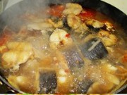大蒜烧鲶鱼的做法步骤4