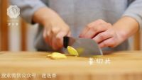 萝卜丝鲫鱼汤的做法步骤2