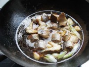 大蒜焖鳗鱼的做法步骤4