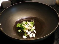 家常菜版三杯鸡翅膀的做法步骤2