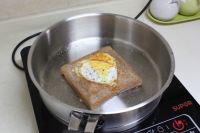土司煎蛋的做法步骤9