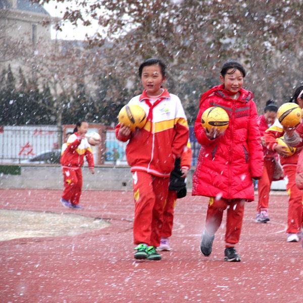 美不胜收！山东威海迎下半年初雪 雪花飞舞显冬意