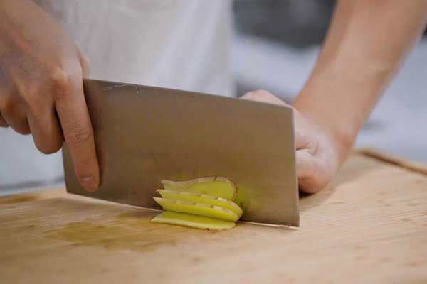 清蒸鲈鱼怎么做 清蒸鲈鱼的家常做法