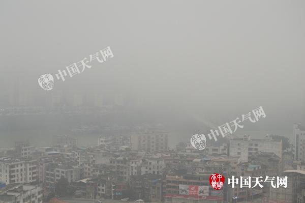 浓雾渐散,不远处的藤州大桥若隐若现(摄影:黎宁婕)_副本.jpg