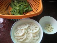 藕片炒荷兰豆的做法步骤2