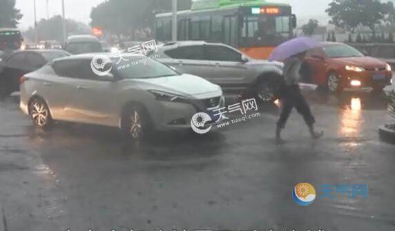 湖南持续雷阵雨天气 省内气温在32℃左右