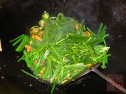 韭菜炒蚕蛹的做法步骤4