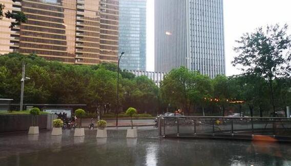浙江暴雨如约而至气温30℃出头 这几天市民外出需备好雨具