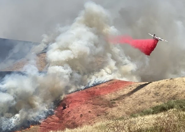 美国加州突发山火 过火面积3600亩居民撤离