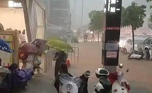 广西“高温”退烧迎强降雨 南宁阵雨气温跌至30℃