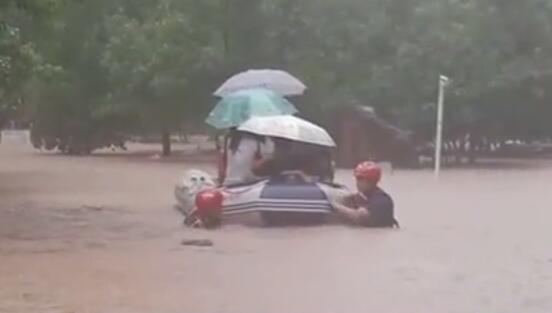 安徽六安金寨遭遇极端暴雨 积水最深达2米大量群众被困
