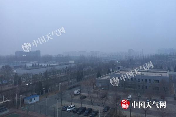 北京今中到重度霾持续 明起霾减弱气温下降