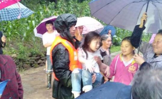 昭通洪水房屋车辆都被淹没 消防员及时救出被困群众16人