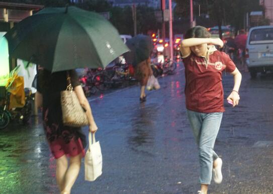 台风米克拉登陆福建最新消息2020 台风暴雨红色预警双挂风雨来袭