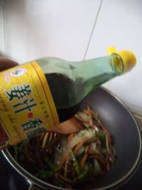 青椒香干炒拉皮的做法步骤8